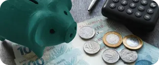 Pessoa acessando crédito pessoal online com a Quita