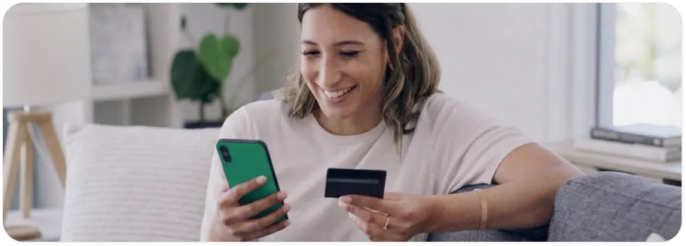 Pessoa usando smartphone para organizar as finanças com a Quita