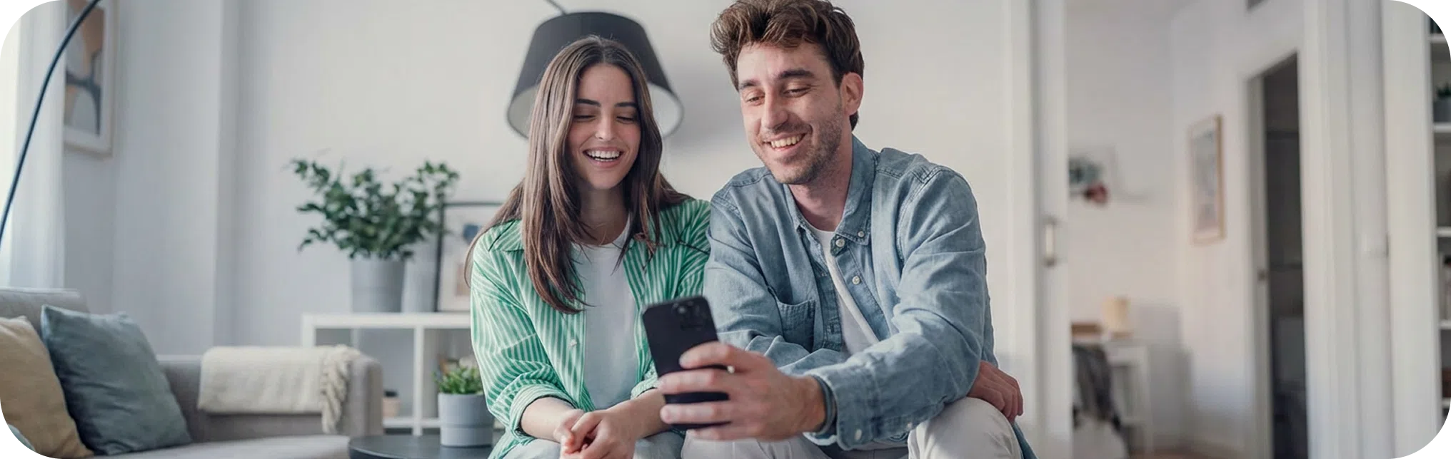 Pessoas sorrindo e usando o app da Quita juntos