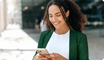 Pessoa parcelando boleto no celular com a Quita