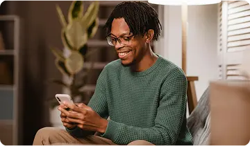 Pessoa acessando crédito pessoal online com a Quita