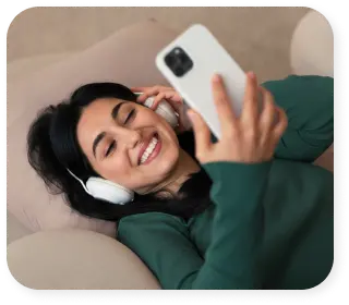 Mulher sorrindo com smartphone, simbolizando liberdade financeira com a Quita